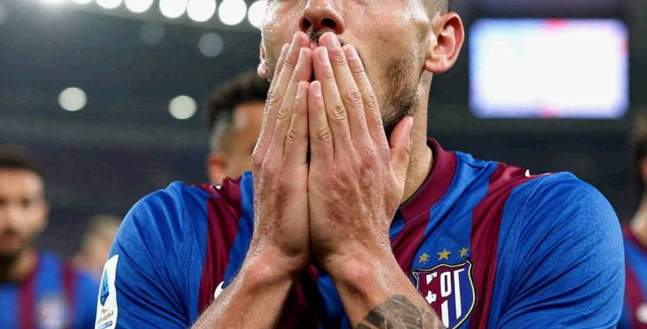 Blockchain's Quiet Wave in Football: From Fan Tokens to Verifiable Transfer Data Blockchain's Quiet Wave in Football: From Fan Tokens to Verifiable Transfer Data
