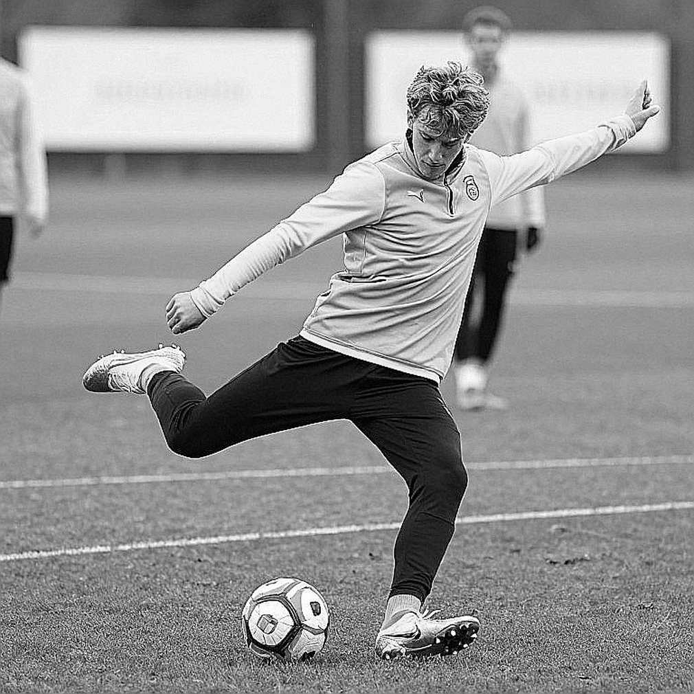 Blockchain's Quiet Wave in Football: From Fan Tokens to Verifiable Transfer Data Blockchain's Quiet Wave in Football: From Fan Tokens to Verifiable Transfer Data