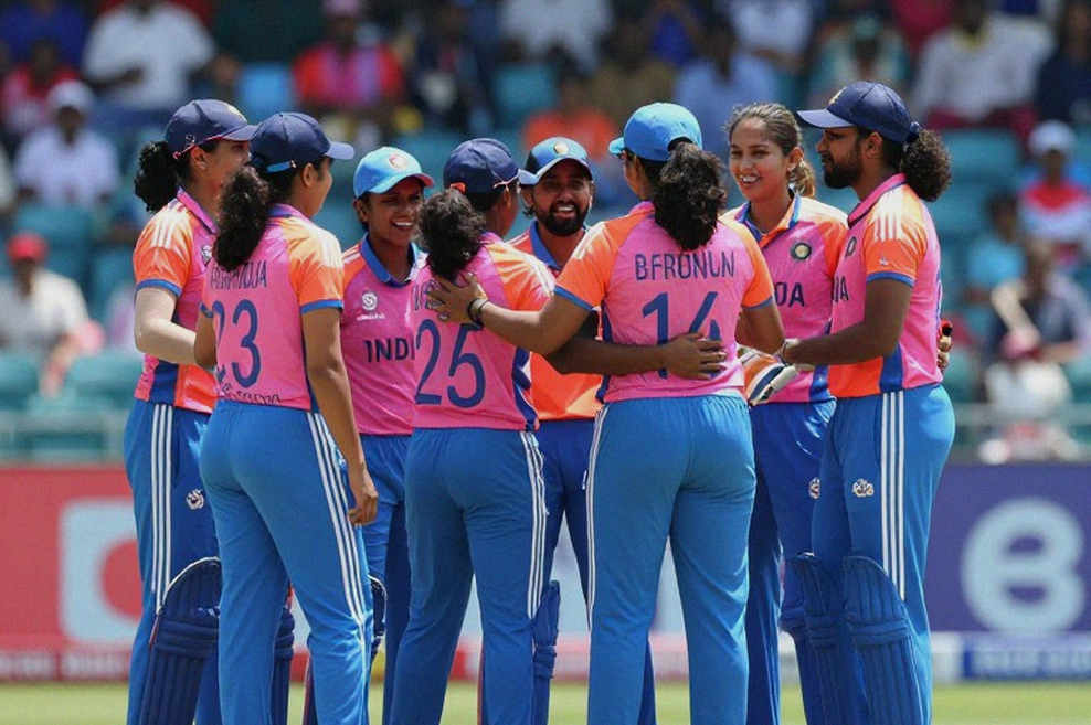 The Signal Buried Beneath Kent's Promotion: A Simultaneous Leadership Vacancy in Men's and Women's Cricket The Signal Buried Beneath Kent's Promotion: A Simultaneous Leadership Vacancy in Men's and Women's Cricket